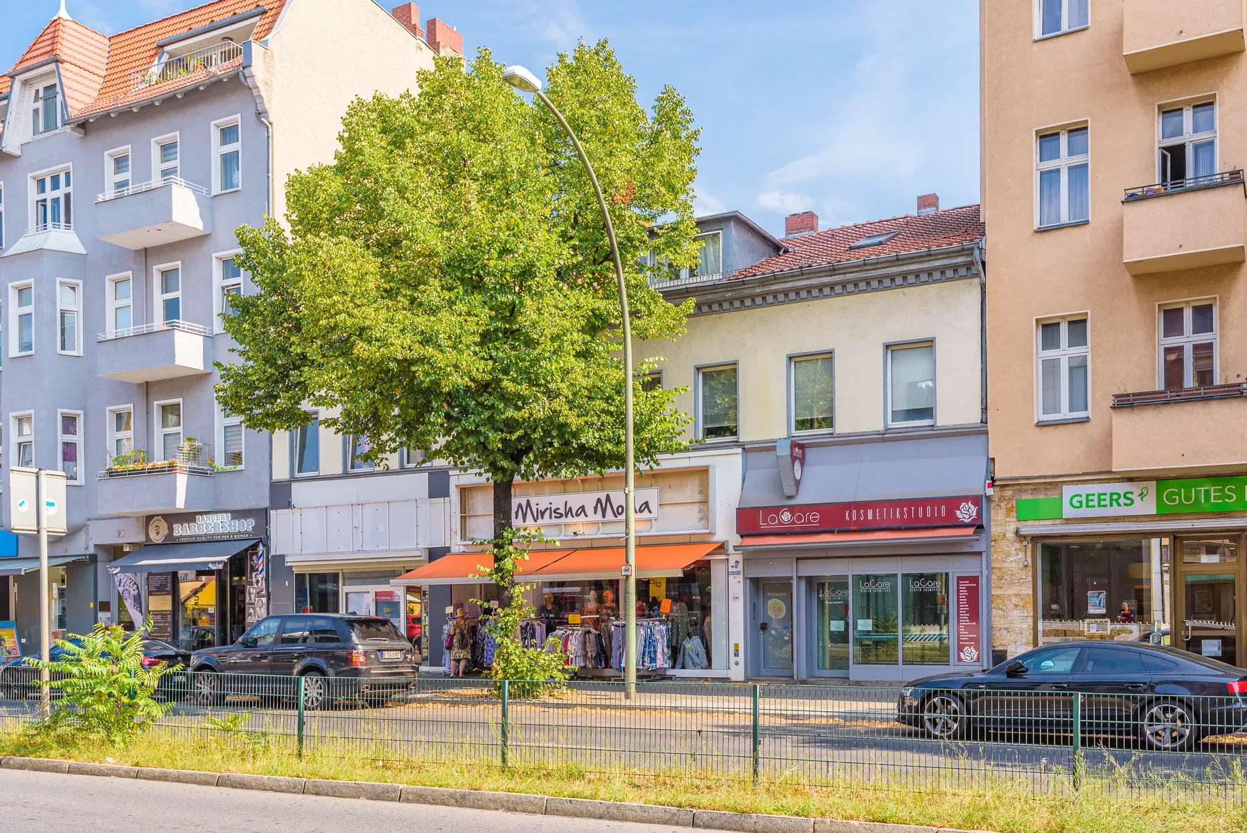 Berliner Altbauten mit Geschäften an einer Straße